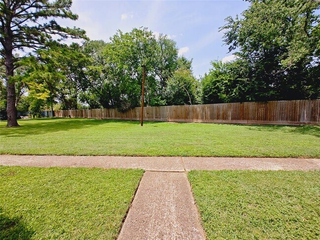 Building Photo - 5636 Birchmont Dr