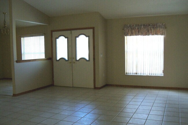 Building Photo - Beautiful Spring Hill pool home