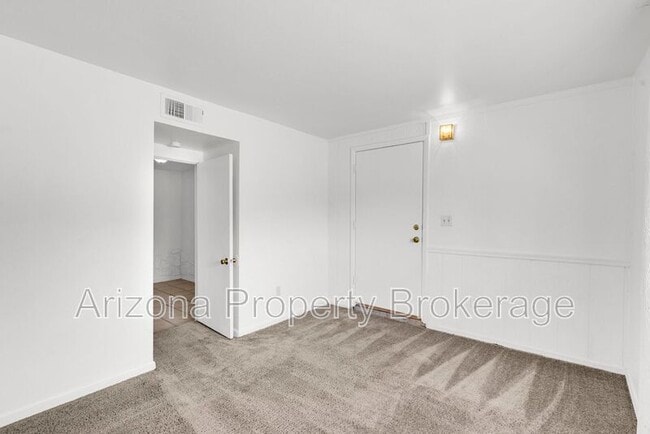 Building Photo - 119 W 9th Pl