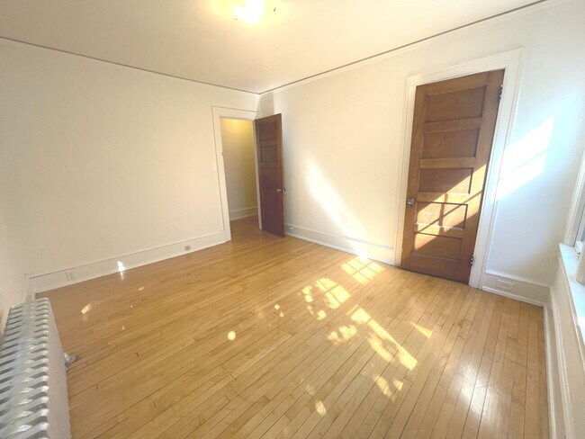 Building Photo - 2541 N Lake Dr