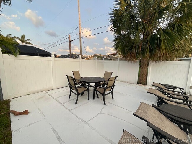 Building Photo - 1061 Bimini Ln
