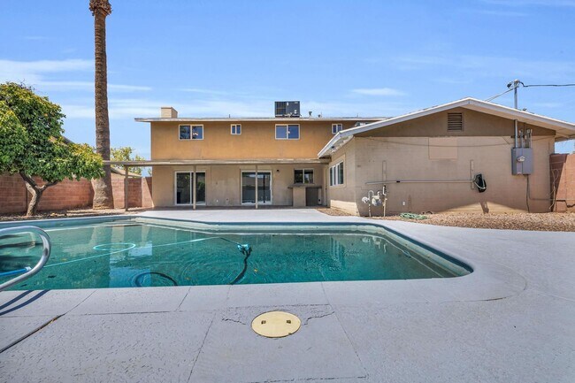 Building Photo - 6 Bedrooms, 3 Bath,  Pool CLOSE TO ASU (Rural & Broadway)