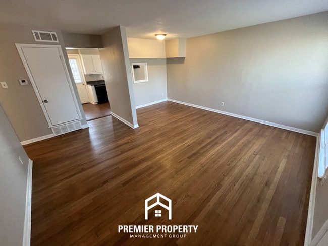 Building Photo - Beautiful 3BR/2BA Memphis Home with Hardwood Floors, Formal Dining & Fenced Yard