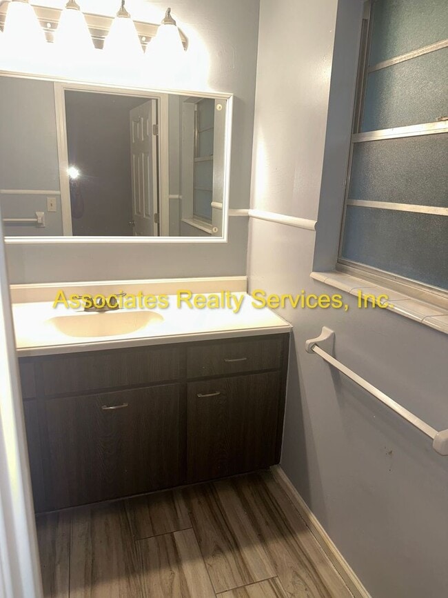 Building Photo - Three bedroom, two bath - 1720 Sq. ft., Acre lot