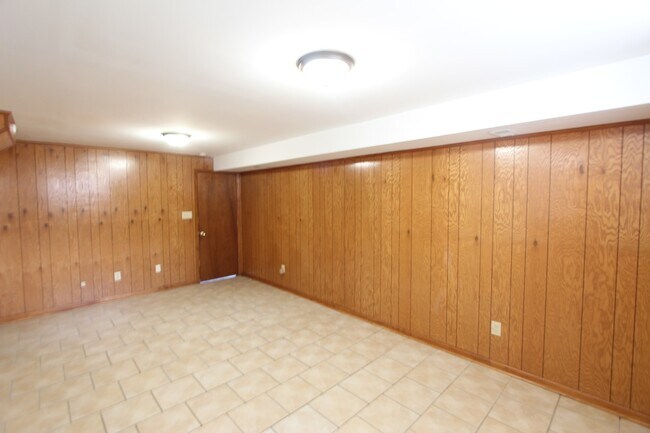 Building Photo - 3 Bedroom 2 Full Bath + Large Den - Picture Perfect In & Out! You will LOVE IT!!