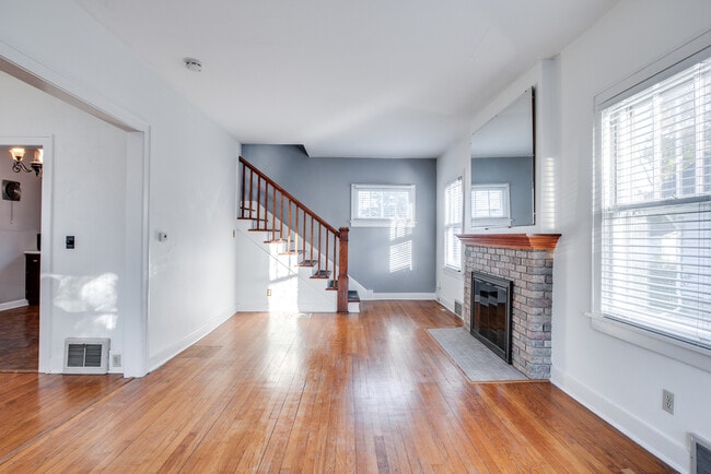 Building Photo - 826 N Center St