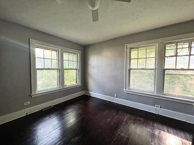 Building Photo - 1000 E 8th St