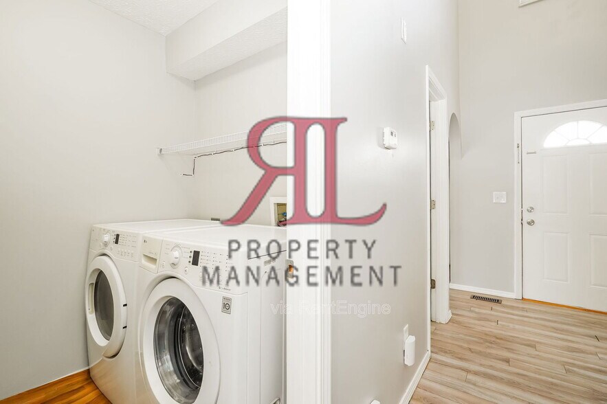 Building Photo - 26 E Woodfield Dr