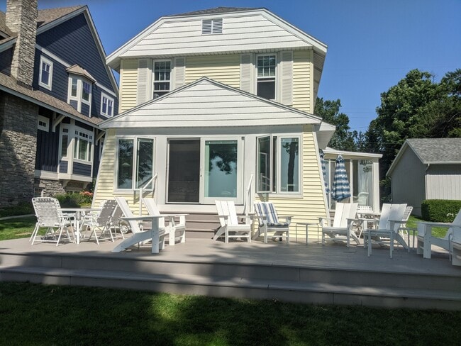 Primary Photo - 2421 Lakefront Dr