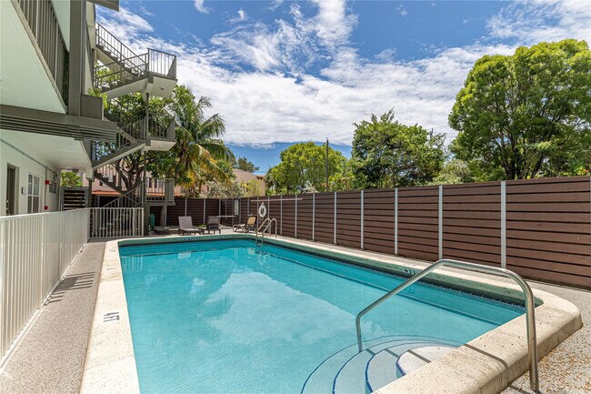 Building Photo - 609 NE 13th Ave