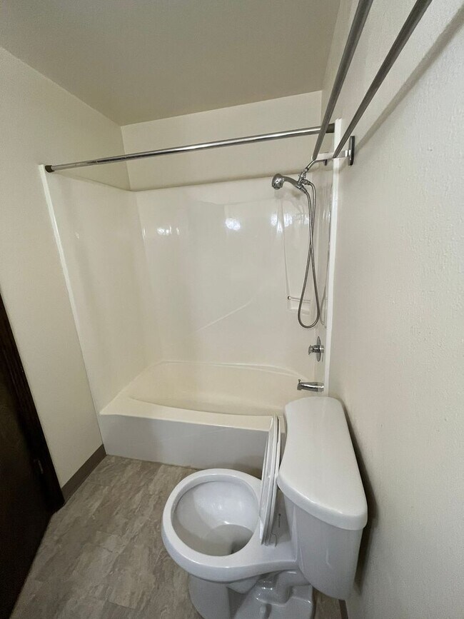 Building Photo - Beautiful One-Level Home with Sunroom, Vaulted Ceilings & Multiple Living Areas