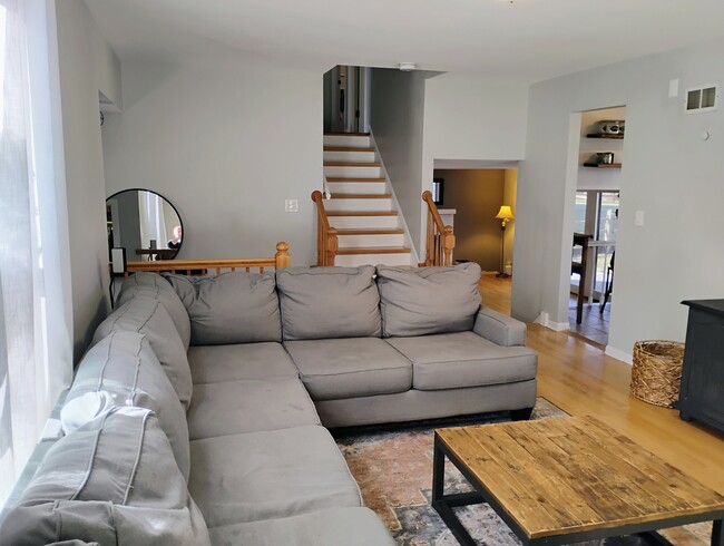 Building Photo - 4958 Oak Ln