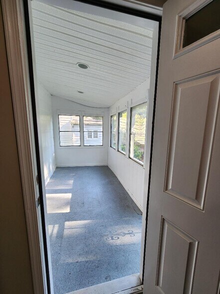Building Photo - 2701 Woodsdale Ave