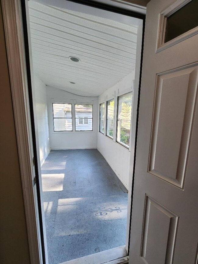 Building Photo - 2701 Woodsdale Ave