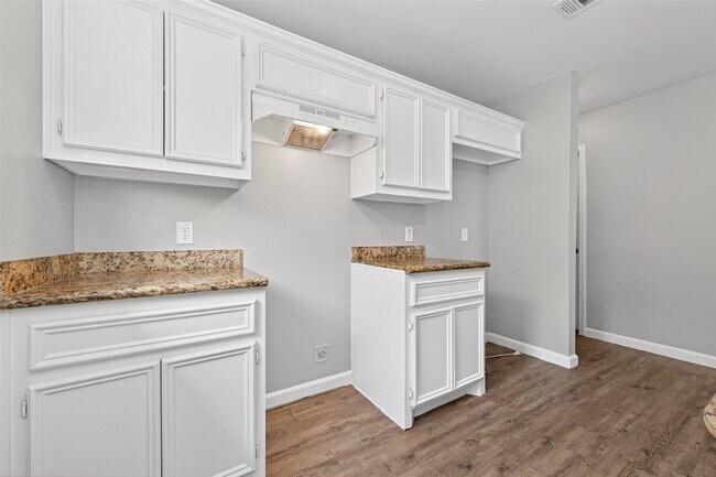 Building Photo - 7521 Dyer St