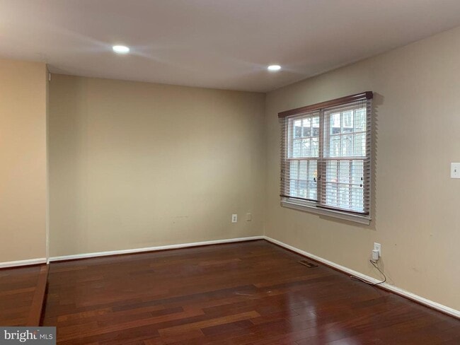 Building Photo - 3027 Mozart Dr