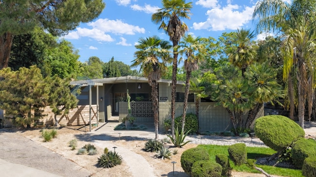 Building Photo - 5544 N Poplar Ave