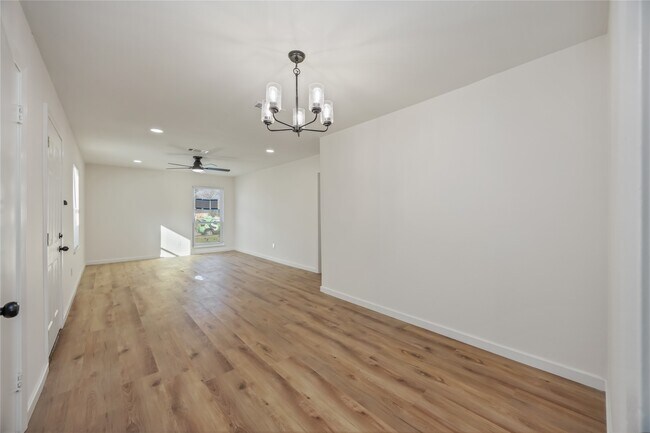 Building Photo - 5942 Ridgeway Dr