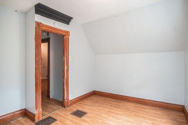 Building Photo - 3 Bedroom Close to Creighton!