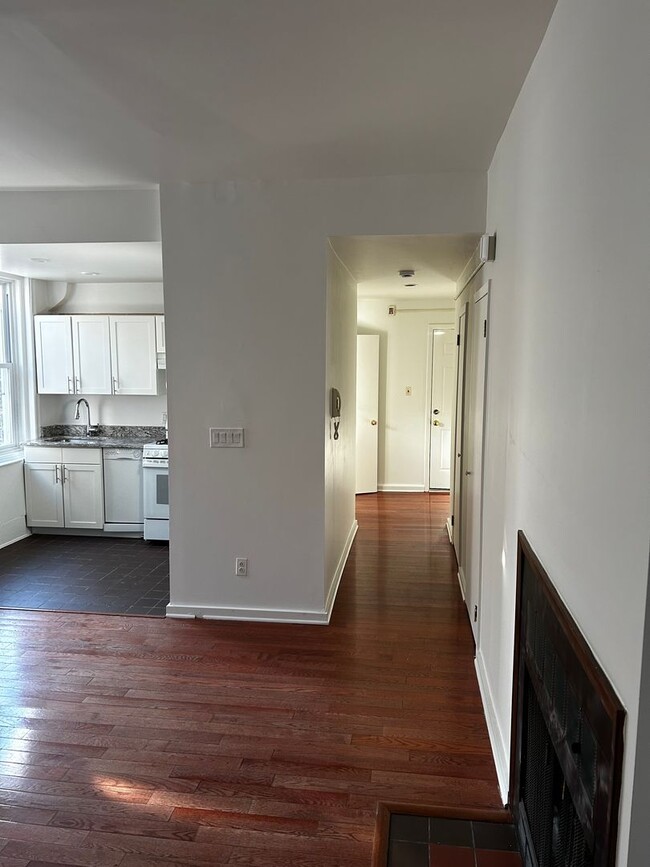 Building Photo - Newly Renovated 2 Bedroom 1 Bath -- Fabric...