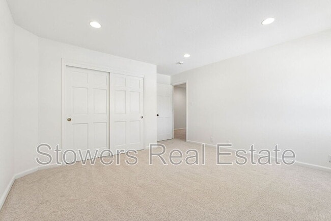 Building Photo - 1121 Douglas Ct