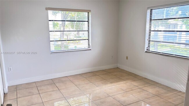 Building Photo - 10421 N Kendall Dr