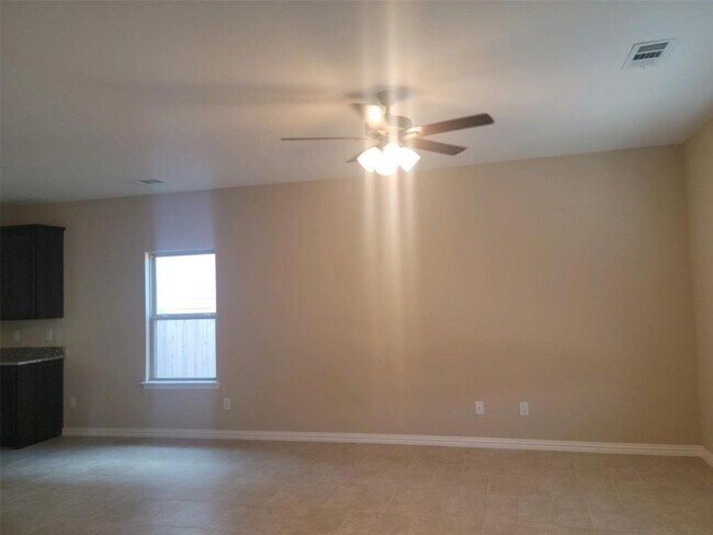 Building Photo - 124 Canales Cir