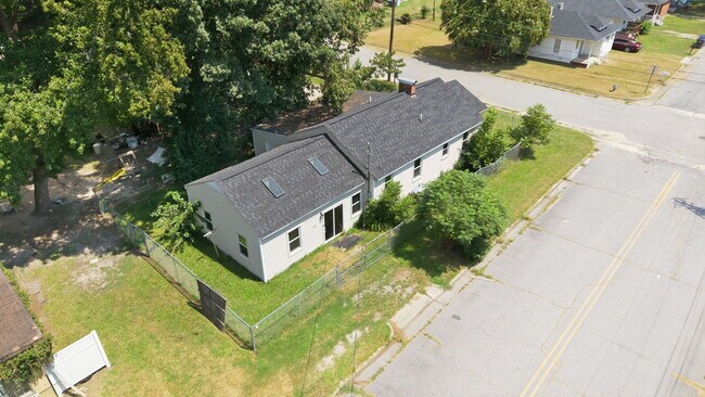 Building Photo - 1124 Clark St
