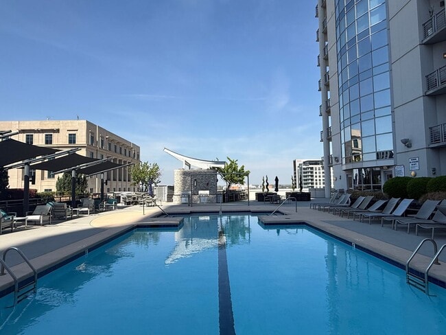 Building Photo - 333 W Trade St