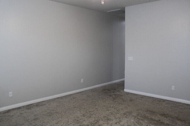 Building Photo - Northwest Bakersfield Home in the Village Green Community For Rent