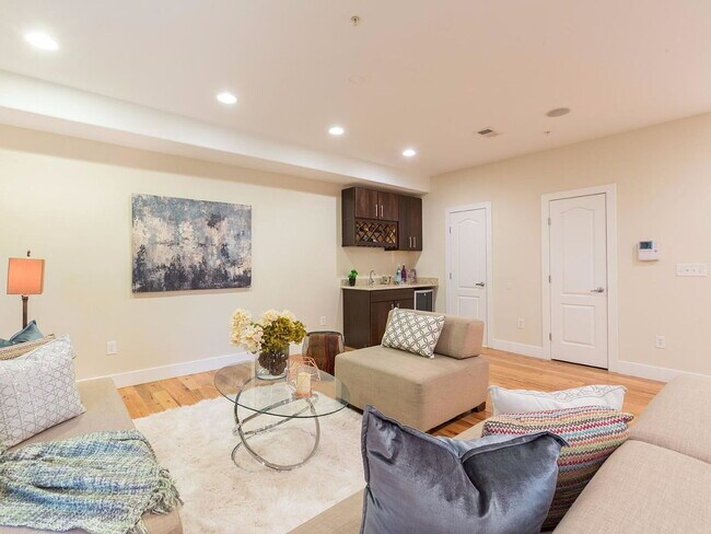 Building Photo - "Spacious Urban Living: Luxurious 4-Bed, 4-Bath Duplex in the Heart of Washington, DC!"