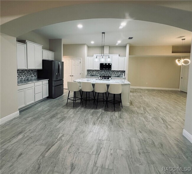 Building Photo - 5780 N Lena Dr