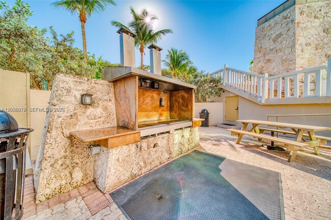 Building Photo - 1121 Crandon Blvd