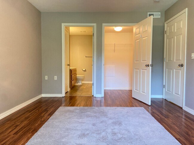 Building Photo - Condominium in FoxPointe