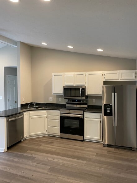 Building Photo - 10750 N Park Ave