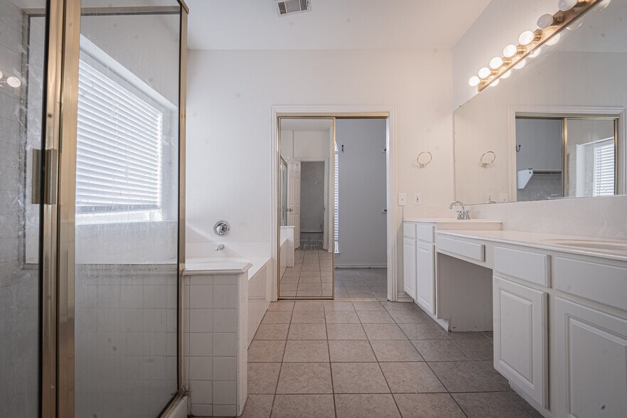 Building Photo - 4522 Oak Shores Dr