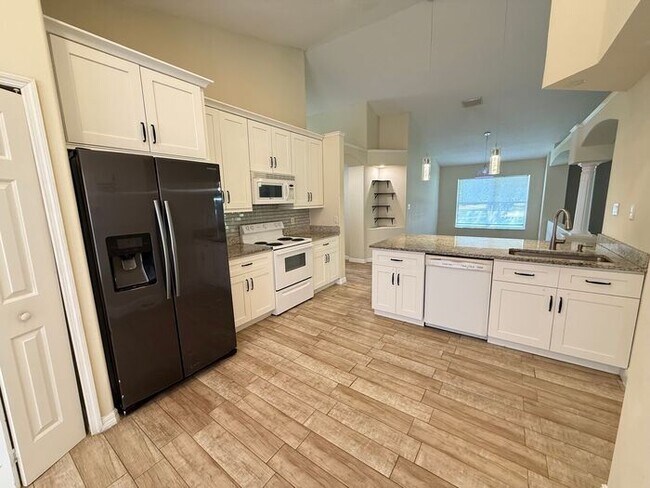Building Photo - Groveland Home with community pool