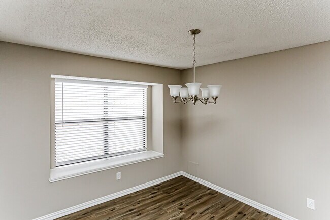 Building Photo - 2618 San Saba St