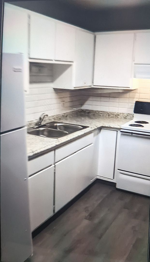 Building Photo - Upstairs 1 Bedroom Apartment