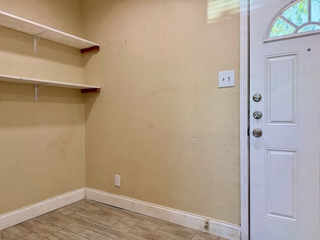 Building Photo - House For Rent