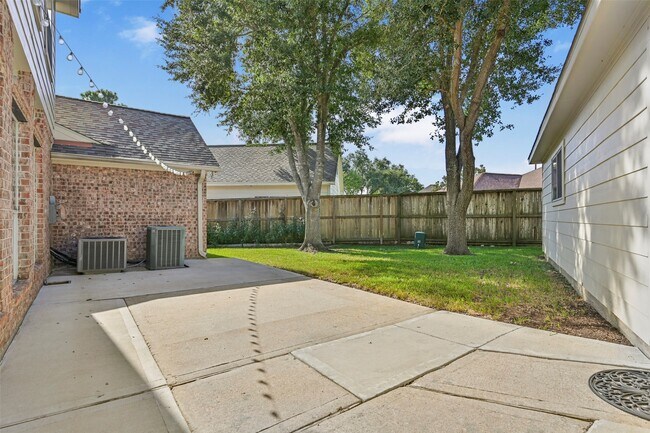 Building Photo - 313 Winding Oak Ln S