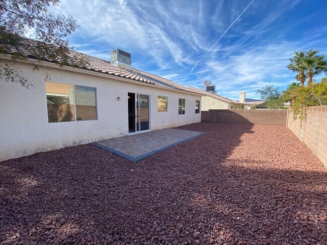 Building Photo - Wonderful 3 bed/2 bath home with a den located in Henderson.