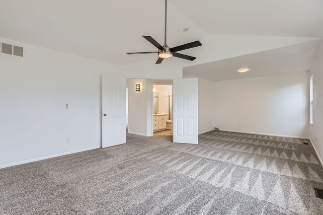 Building Photo - **Spacious, Light-Filled 4 bed, 4 bath wit...