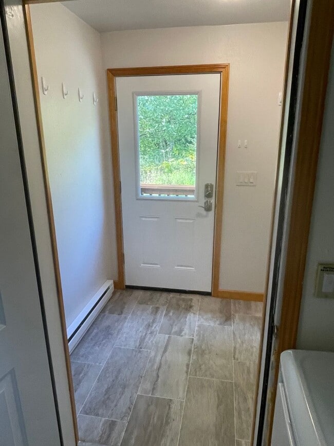 Building Photo - Cozy updated 2 bedroom 1 bathroom chalet i...