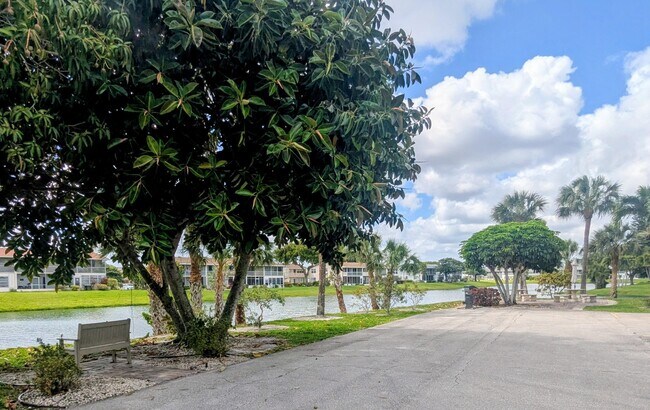 Building Photo - 222 Somerset L