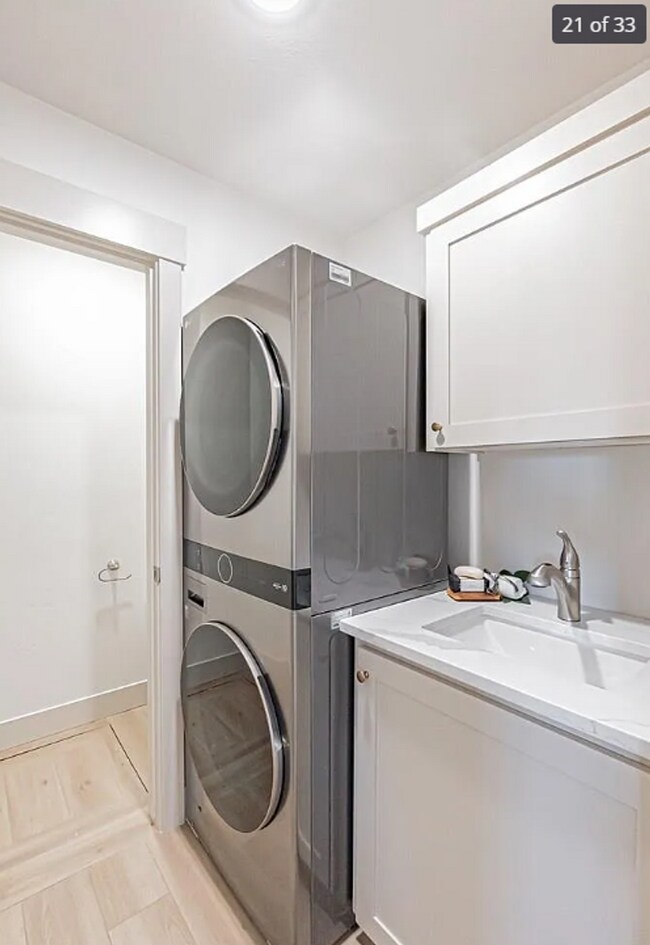 Building Photo - BEAUTIFUL 3 Bed 2.5 Bath Townhome Available!