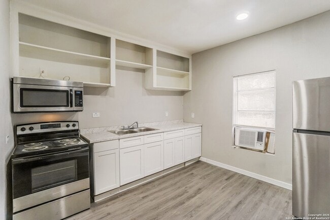 Building Photo - 614 Delgado St