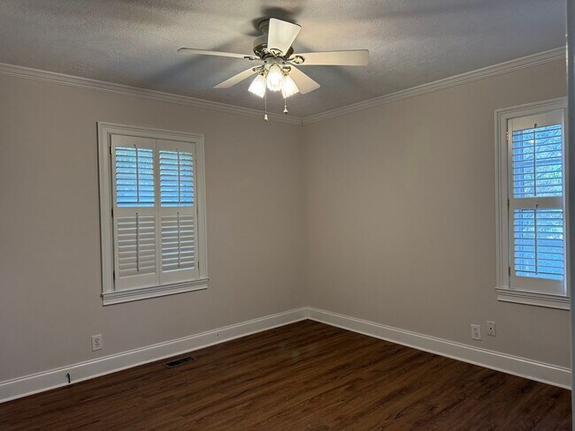 Building Photo - In City Limits!!!