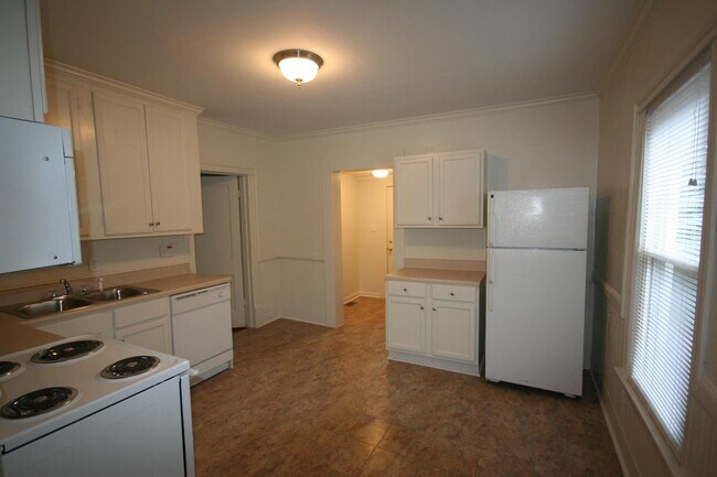 Building Photo - 1005 N Buchanan Blvd