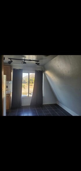 Building Photo - 2135 Rainbow Valley Blvd